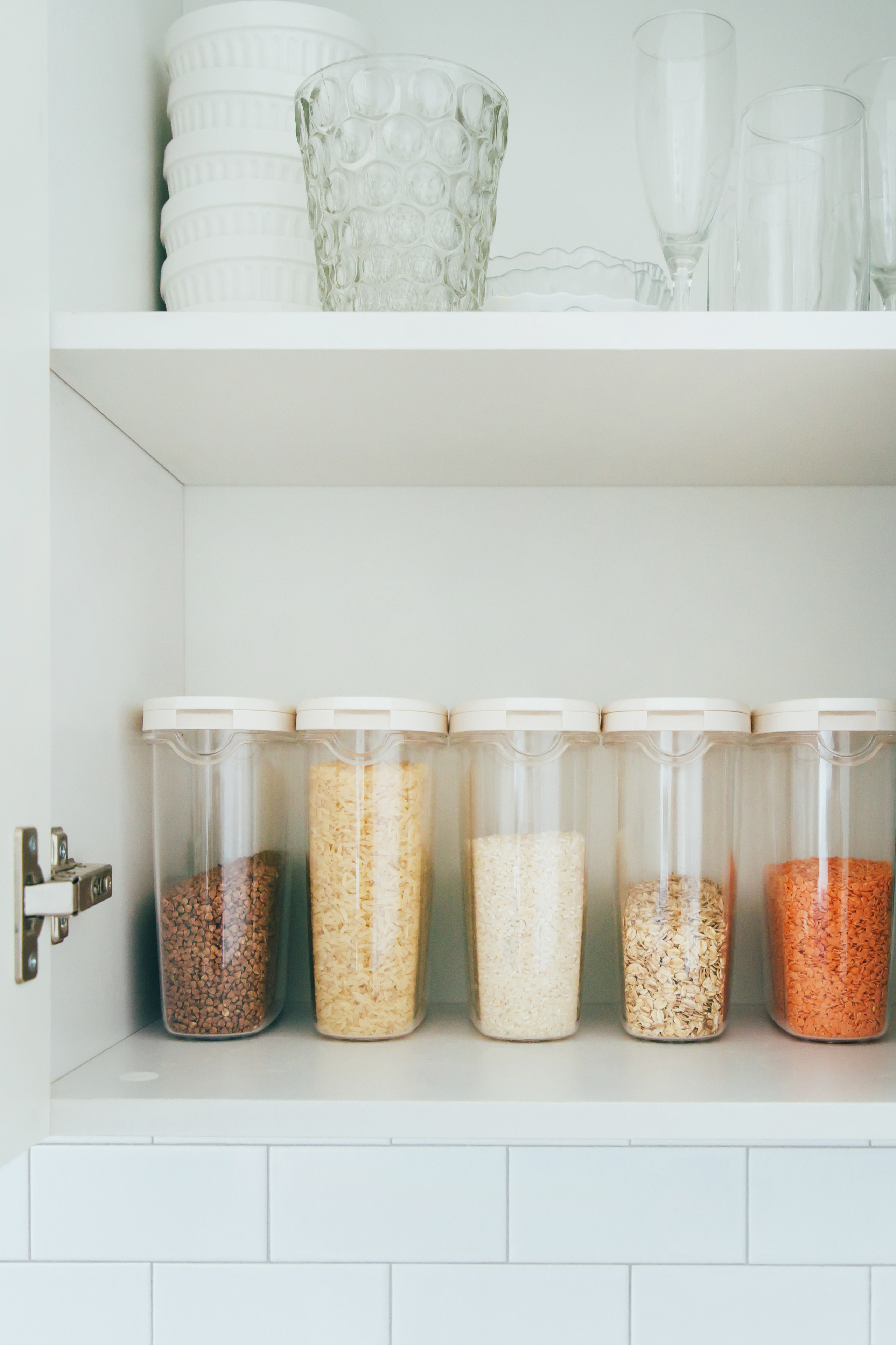 Organisert kjøkkenskap med samme type beholder til ulike matvarer